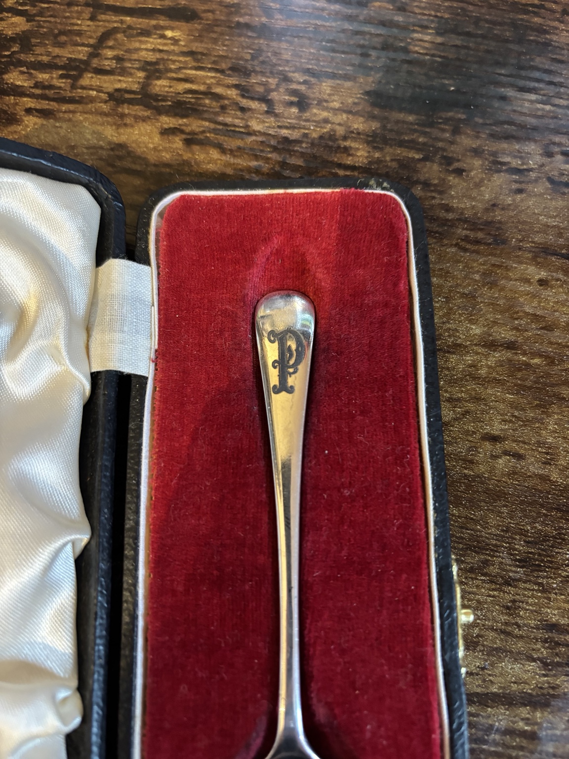Close-up of the decorative P monogram laser marked on the spoon handle